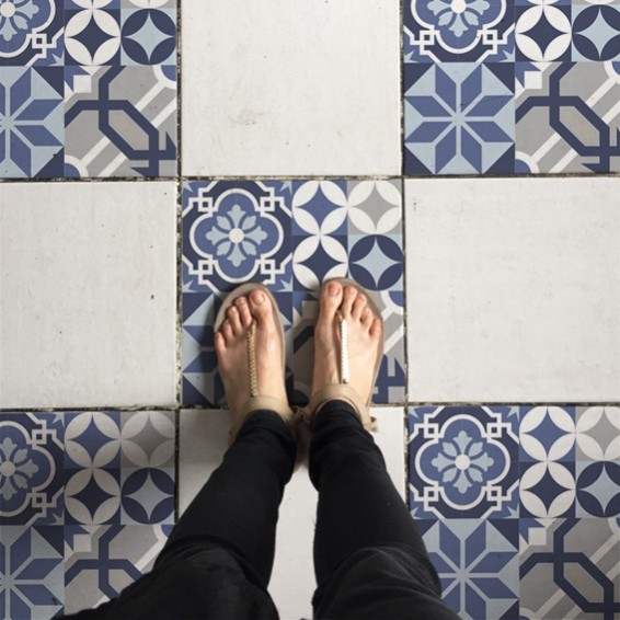 ambientazione paviment piastrella adesiva x6 Maiolica Grey & Blue