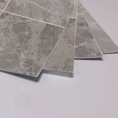 dettaglio piastrelle adesive marmo grigie