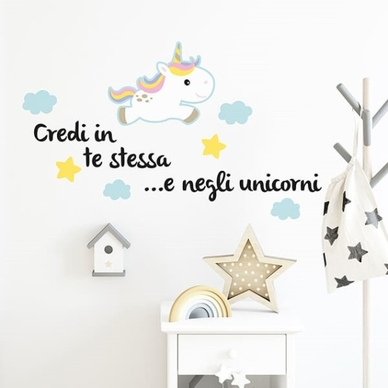 ambientazione prodotto scritte adesive per camerette unicorni