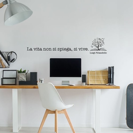 ambientazione prodotto frase adesiva pirandello