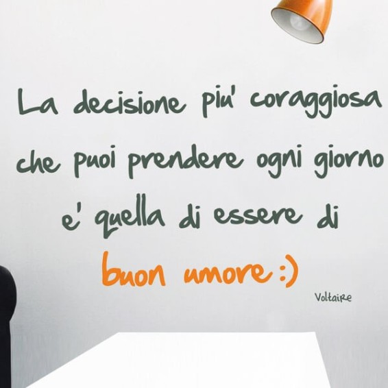 ambientazione prodotto frase adesiva voltaire